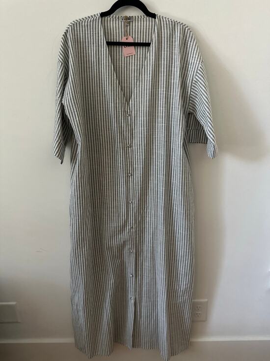 Lyra Dresses & Skirts - Lyra Kaftan Midi Dress Women's Size Small Grey Striped Short Sleeves V-Neck